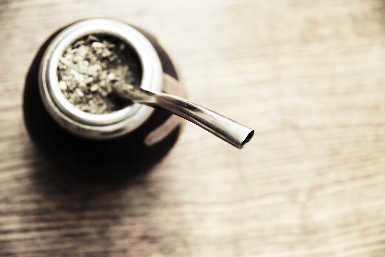 Yerba Mate cebado style; Photo by Igor from Pixabay
